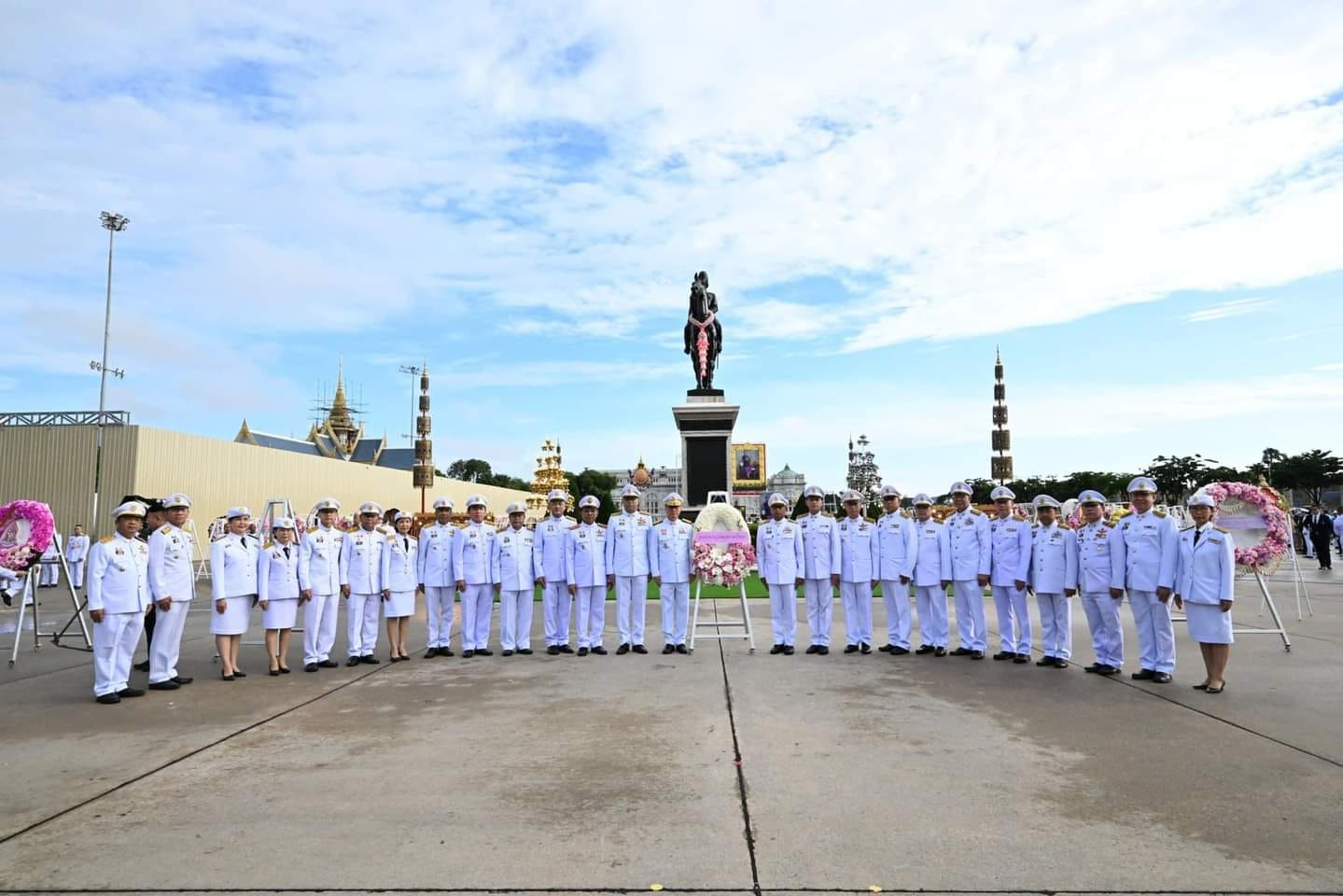 วันนี้ 23 ตุลาคม 2567 ถวายราชสักการะพระบรมราชานุสาวรีย์พระบาทสมเด็จพระจุลจอมเกล้าเจ้าอยู่หัว ณ พระบรมราชานุสาวรีย์ พระบาทสมเด็จพระจุลจอมเกล้าเจ้าอยู่หัว (พระบรมรูปทรงม้า) นายทรงศักดิ์ ทองศรี รัฐมนตรีช่วยว่าการกระทรวงมหาดไทย เป็นผู้แทน นายอนุทิน ชาญวีรกูล รองนายกรัฐมนตรีและรัฐมนตรีว่าการกระทรวงมหาดไทยนำคณะผู้บริหารระดับสูง พร้อมด้วยข้าราชการ พนักงาน และเจ้าหน้าที่ในสังกัดกระทรวงมหาดไทย วางพวงมาลาถวายราชสักการะ