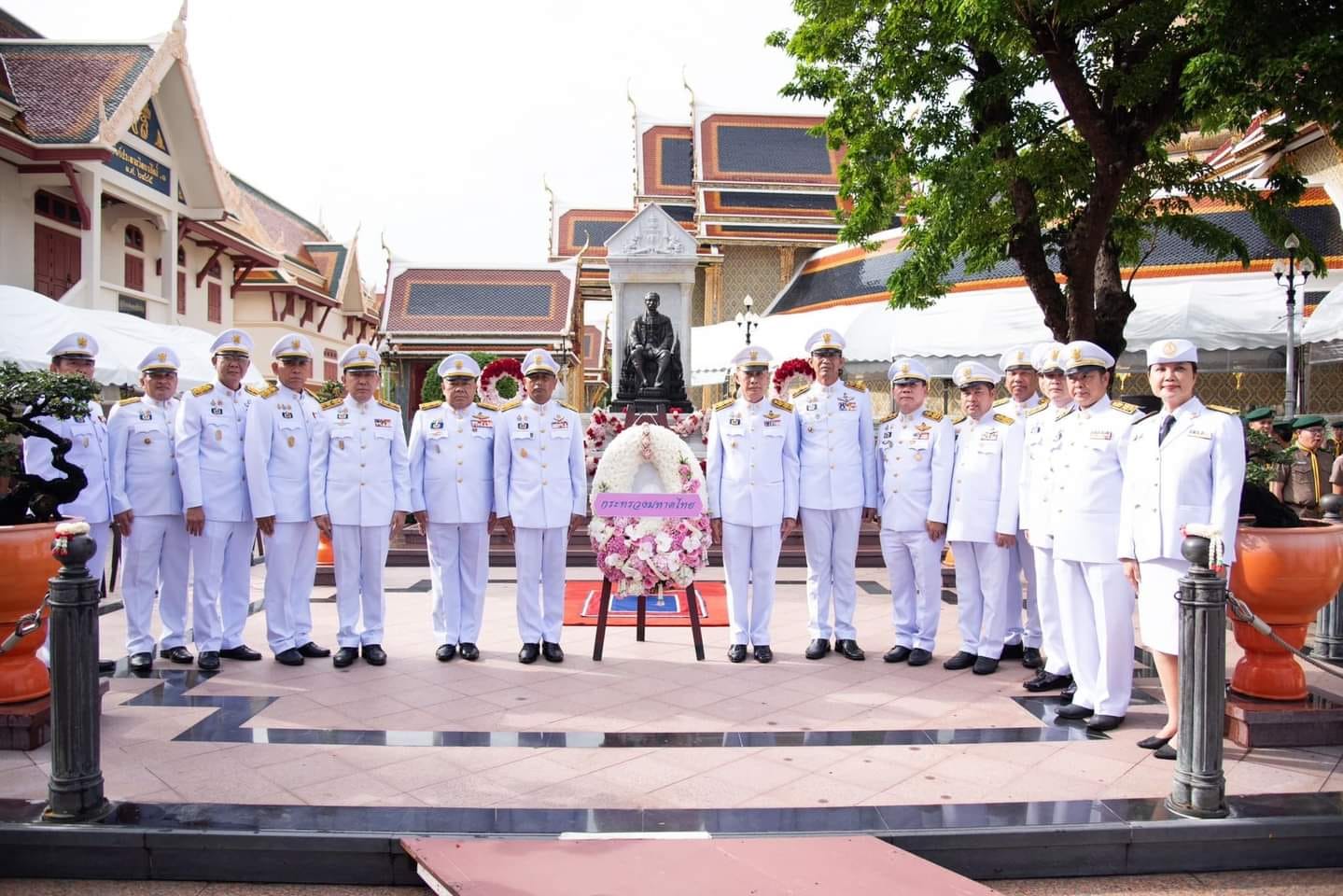 วันที่ 23 ตุลาคม 2567 ณ พระบรมราชานุสาวรีย์พระบาทสมเด็จพระจุลจอมเกล้าเจ้าอยู่หัว วัดราชบพิธสถิตมหาสีมาราม ราชวรวิหาร กรุงเทพฯ นายราชันย์ ซุ้นหั้ว รองปลัดกระทรวงมหาดไทย หัวหน้ากลุ่มภารกิจด้านพัฒนาชุมชนและส่งเสริมการปกครองท้องถิ่น เป็นผู้แทนนายอรรษิษฐ์ สัมพันธรัตน์ ปลัดกระทรวงมหาดไทย นำคณะผู้บริหารระดับสูงของกระทรวงมหาดไทย ผู้บริหารส่วนราชการระดับกรม หัวหน้าหน่วยงานรัฐวิสาหกิจ ข้าราชการ พนักงาน และเจ้าหน้าที่ ร่วมวางพวงมาลาถวายราชสักการะ ในการนี้ นายอธิรักษ์ บุพจันโท รองผู้อำนวยการปฏิบัติการ พร้อมผู้บริหาร และพนักงานองค์การจัดการน้ำเสีย เข้าร่วมในพิธีดังกล่าวด้วย