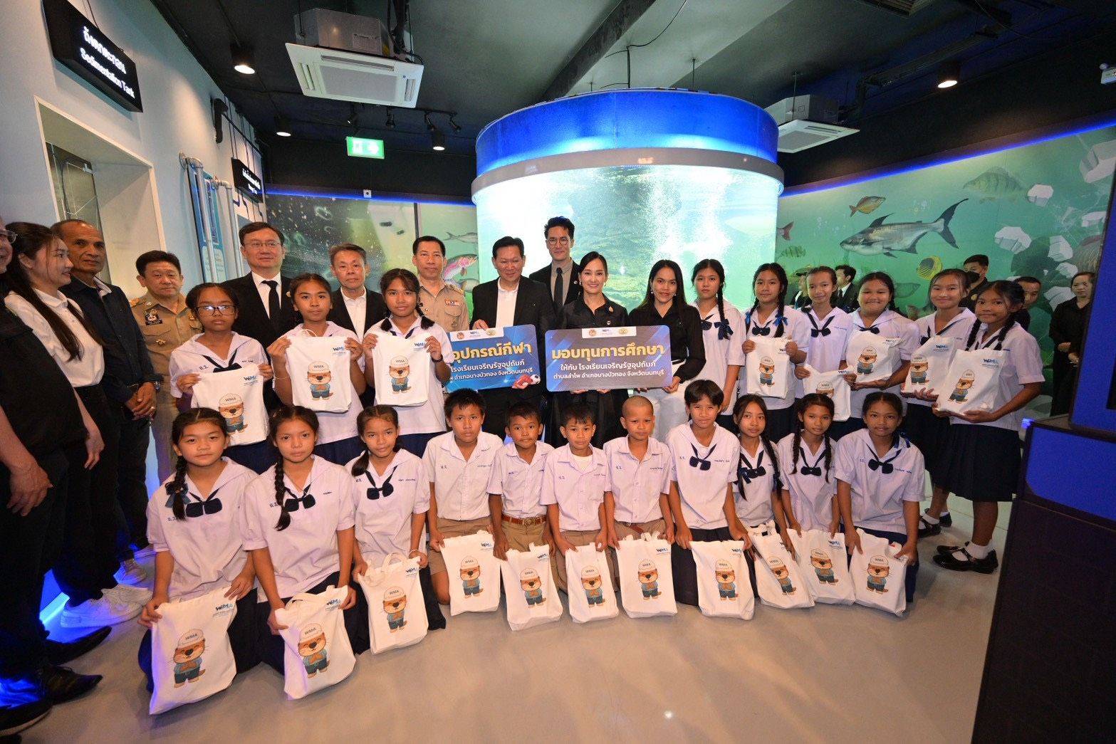 วันที่ 29 ตุลาคม พ.ศ. 2568 นางสาวศศิธร กิตติธรกุล รัฐมนตรีช่วยว่าการกระทรวงมหาดไทย เดินทางเข้าตรวจเยี่ยมการดำเนินงานขององค์การจัดการน้ำเสีย ณ ศูนย์บริหารจัดการคุณภาพน้ำองค์การบริหารส่วนตำบลลำโพ อำเภอบางบัวทอง จังหวัดนนทบุรี องค์การจัดการน้ำเสียได้นำเสนอข้อมูลการดำเนินงานของศูนย์บริหารจัดการคุณภาพน้ำองค์การบริหารส่วนตำบลลำโพ ซึ่งเป็นระบบบำบัดน้ำเสียที่มีการก่อสร้างการบำบัดน้ำเสียให้อยู่ใต้ดิน เป็นตัวอย่างของการพัฒนารูปแบบระบบบำบัดน้ำเสียที่เป็นมิตรกับสิ่งแวดล้อม มีความสามารถในการบำบัดน้ำเสีย 1,500 ลูกบาศก์เมตรต่อวัน และใช้พื้นที่ส่วนใต้ดินเป็นที่จัดแสดงพันธุ์ปลาน้ำจืดในรูปแบบพิพิธภัณฑ์สัตว์น้ำ (Aquarium)